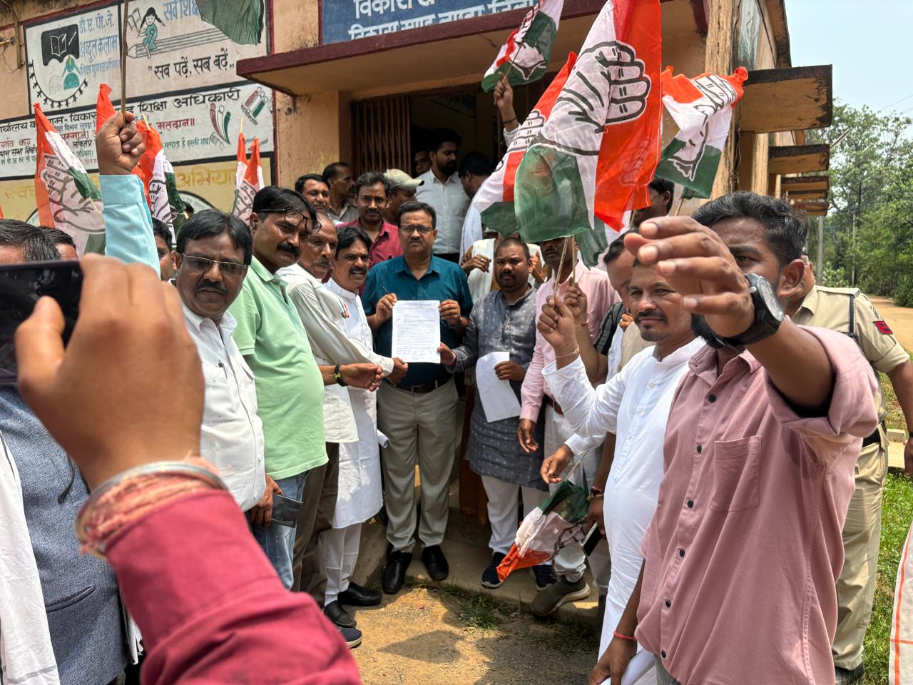 युक्तियुक्तकरण  को लेकर लुण्ड्रा कांग्रेश कमेटी ने किया बीईओ कार्यालय का घेराव 